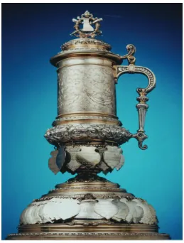 Der Kaiserpokal, ein silberner Pokal mit Henkel und verzierter Wandung vor blauem Hintergrund