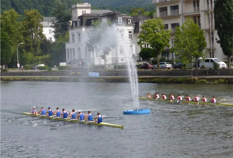 Ein Achter auf der Lahn vor dem Kurhaus von Bad Ems
