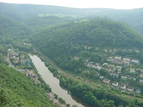 Luftbild: Die Lahn windet sich durch ein grünes Tal, rechts die Bebauung